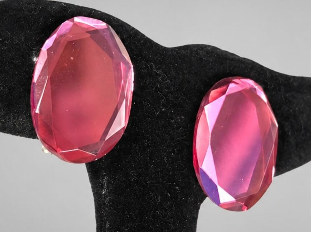 Vintage Pink Clip-on Earrings 1” Shiny Faceted Lucite Silver-tone Oval Diva rc2‎